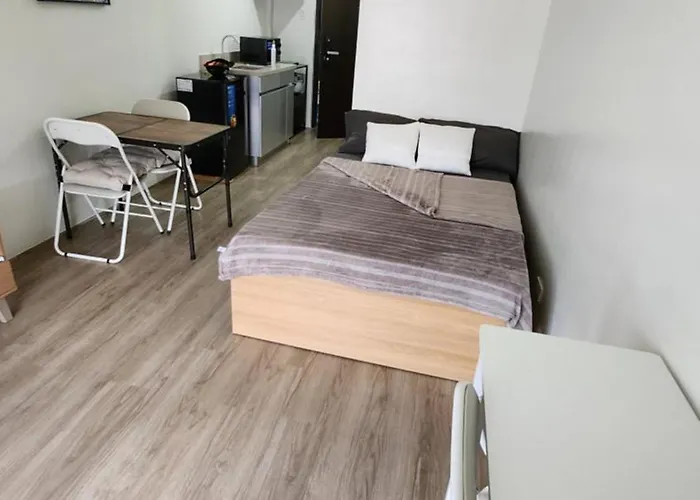Cozy Poolside Near It Park 3*