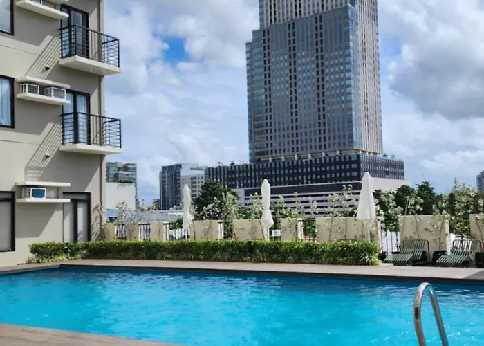 Cozy Poolside Near It Park 3*