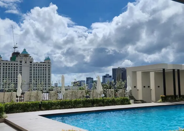 Cozy Poolside Near It Park